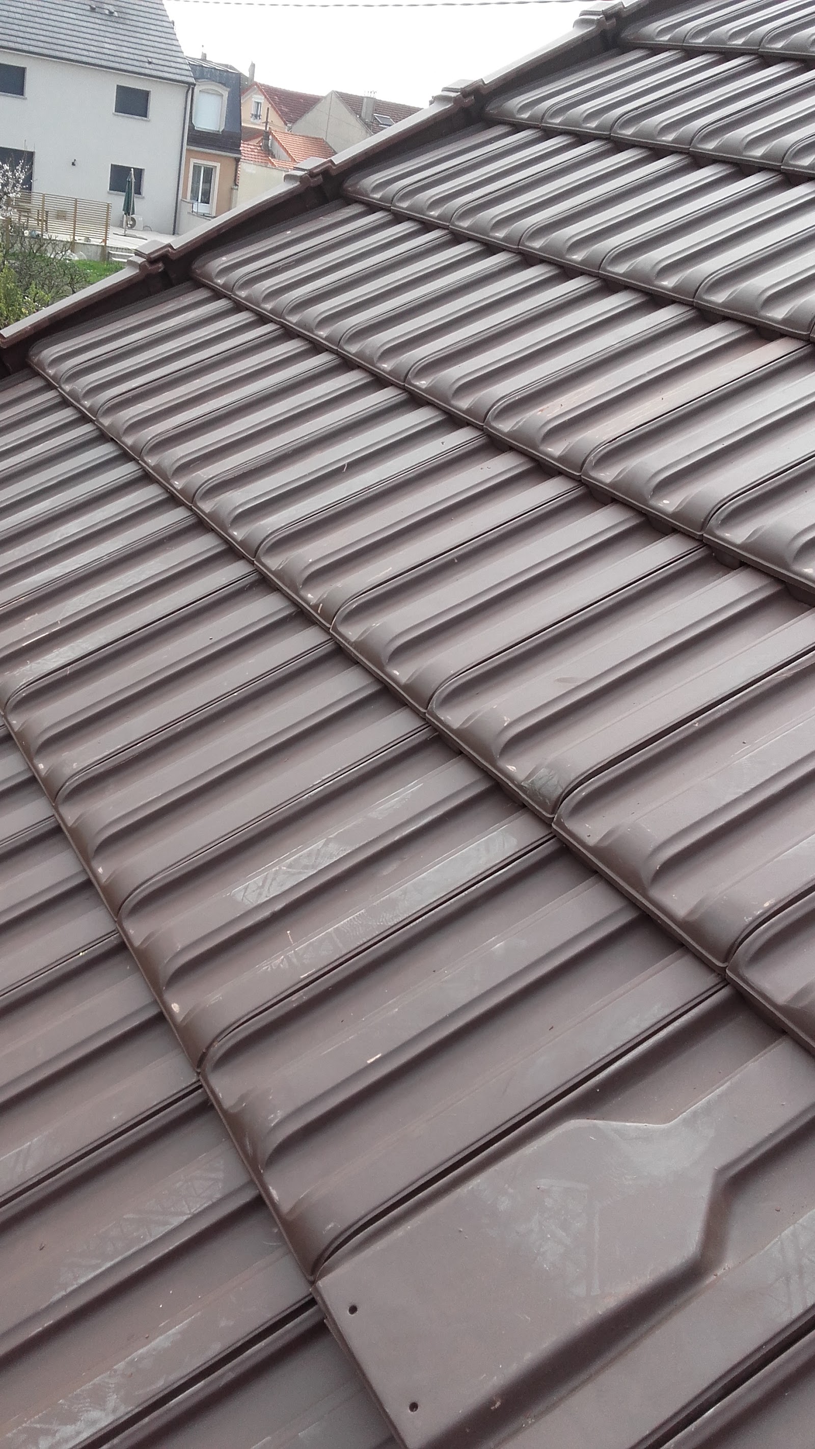 Détail d'une couverture en tuiles mécaniques brunes