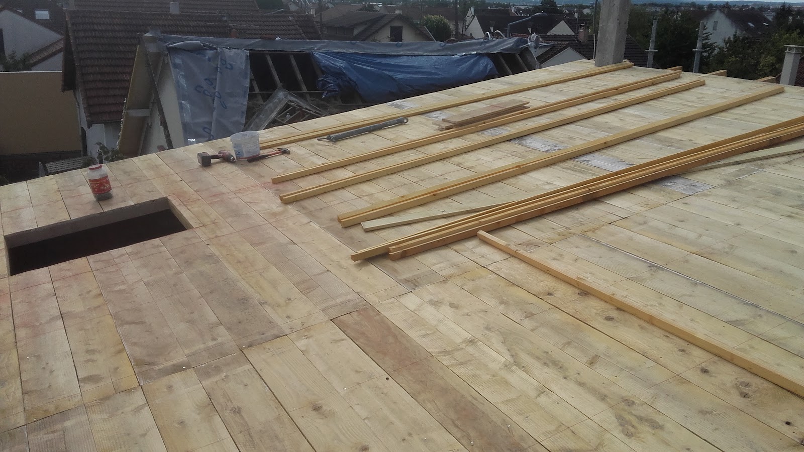 Pose du voligeage en bois pour une toiture neuve